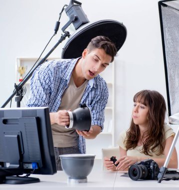 Fotoğraf stüdyosunda çalışan genç fotoğrafçı.