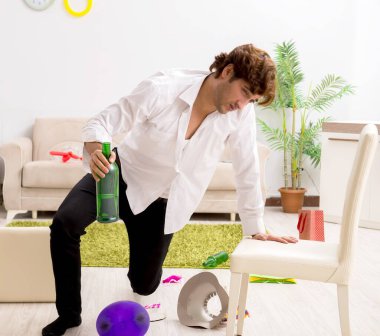 Genç adam partiden sonra akşamdan kalma.