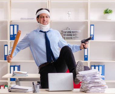 Ofiste çalışan yaralı genç adam.