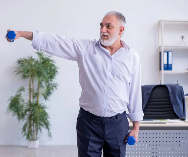 Älterer Mitarbeiter Macht Der Pause Körperliche Übungen — Stockfoto