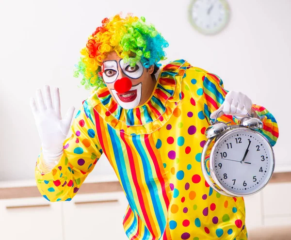 Mannelijke Clown Bereidt Zich Thuis Voor Perfomance — Stockfoto