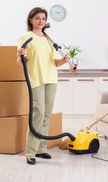 Middle Aged Woman Cleaning New Apartment — Stock fotografie