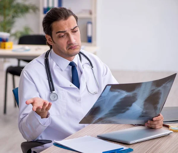 Ung Lege Radiolog Som Jobber Klinikken – stockfoto