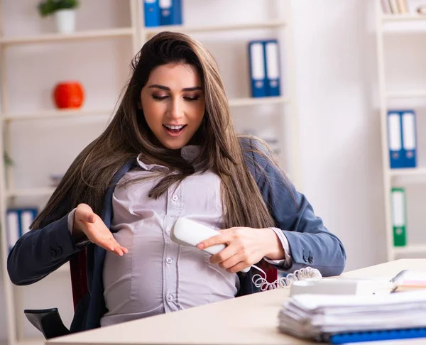 Joven Embarazada Que Trabaja Oficina — Foto de Stock