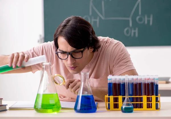 Δύο Μαθητές Χημικοί Στην Τάξη — Φωτογραφία Αρχείου