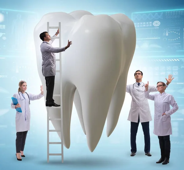 Los Médicos Examinan Diente Gigante Concepto Dental — Foto de Stock