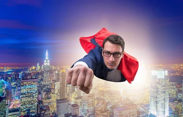 Супергеройский Бизнесмен Летит Над Городом — стоковое фото