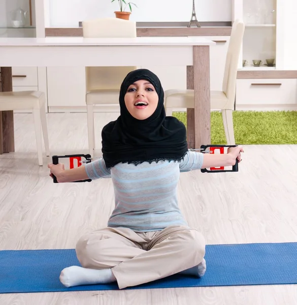 Jonge Vrouw Hijab Doet Oefeningen Thuis — Stockfoto