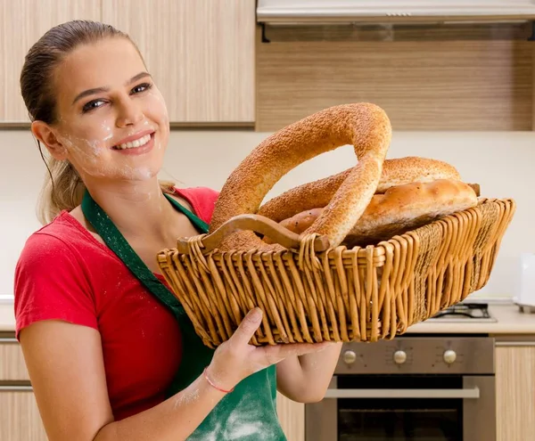 Jonge Bakker Die Keuken Werkt — Stockfoto