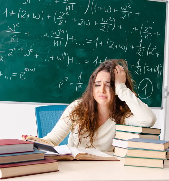 黒板の前の若い女数学教師 — ストック写真