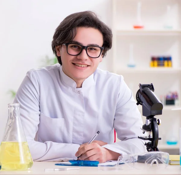 Молодой Биохимик Работающий Лаборатории — стоковое фото