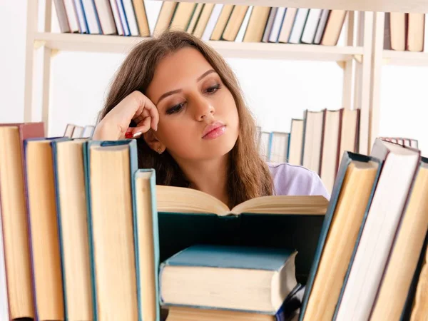 Den Unga Kvinnliga Studenten Förbereder Sig För Tentamen Biblioteket — Stockfoto