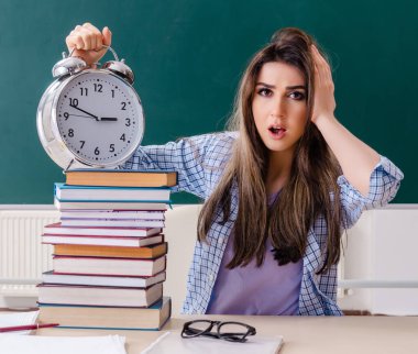 Tahtanın önündeki kız öğrenci.