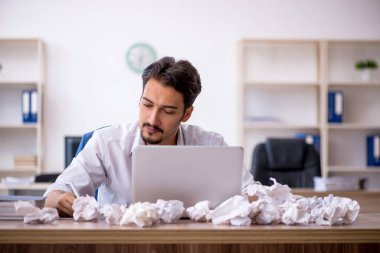 Beyin fırtınası konseptinde genç işadamı