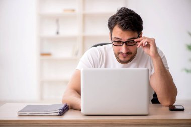 Genç çalışan işyerinde oturuyor.