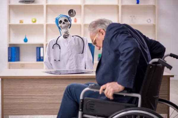 Gammal Manlig Patient Rullstol Besöker Djävul Läkare — Stockfoto