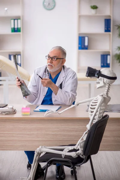 Παλιός Γιατρός Που Εξετάζει Σκελετό Στο Νοσοκομείο — Φωτογραφία Αρχείου