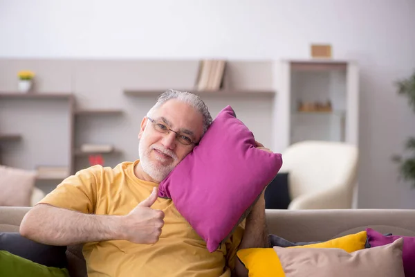 Homem Envelhecido Com Muitas Almofadas Casa — Fotografia de Stock