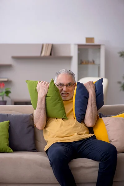 Uomo Anziano Con Molti Cuscini Casa — Foto Stock