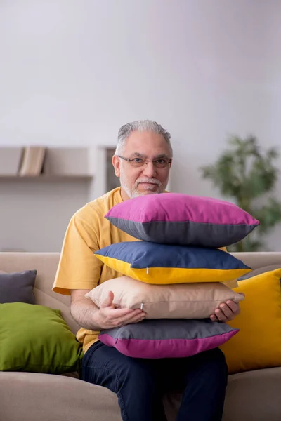 Alter Mann Mit Vielen Kissen Hause — Stockfoto