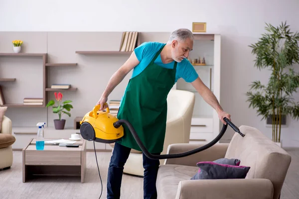 古い請負業者が家を掃除する — ストック写真