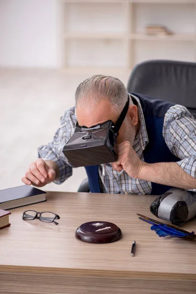 Stary Pisarz Korzystający Wirtualnych Okularów — Zdjęcie stockowe