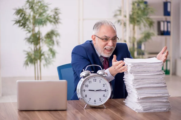 Alter Mitarbeiter Zeitmanagement Konzept — Stockfoto