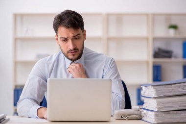 Genç çalışan işyerinde oturuyor.