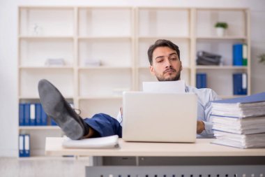 Genç çalışan işyerinde oturuyor.