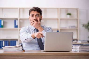 İş yerinde çalışan genç bir çalışan.