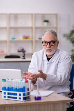 Laboratuvarda çalışan eski bir kimyager.