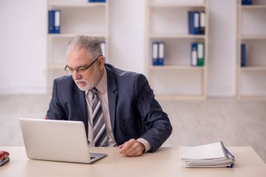 Ofiste çalışan eski patron.