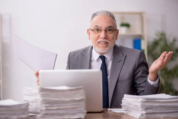 Old Employee Too Much Work Workplace — Stockfoto