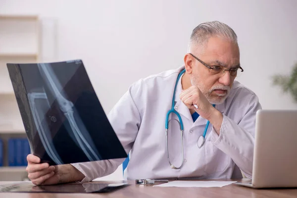 Dokter Radiologi Tua Bekerja Klinik — Stok Foto