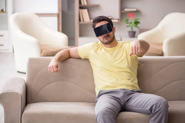 Jovem Estudante Sexo Masculino Desfrutando Óculos Virtuais Casa — Fotografia de Stock