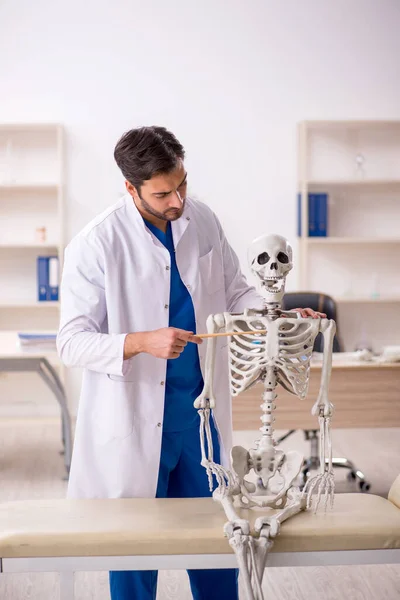 Junger Arzt Mit Skelett Krankenhaus — Stockfoto