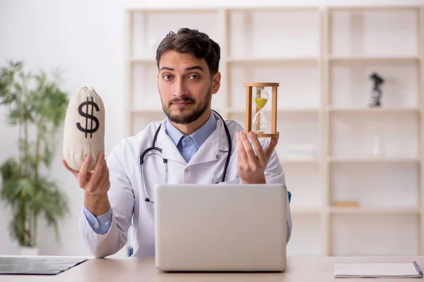 Ung Manlig Läkare Lönebegreppet — Stockfoto