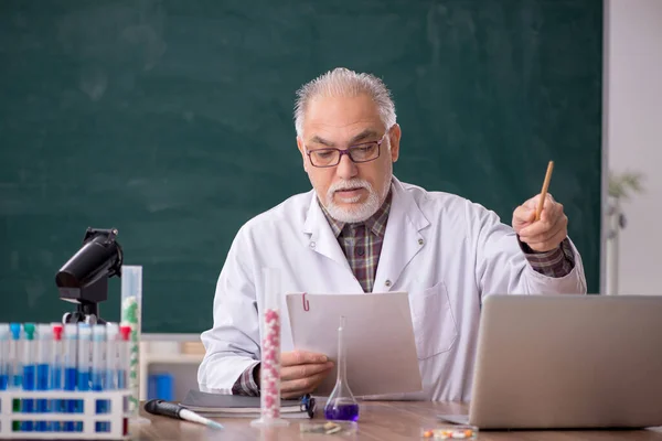 Old Teacher Chemist Sitting Classroom — Stock fotografie