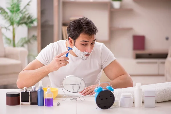 若い男が自宅を剃る — ストック写真