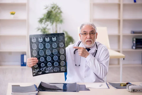 Dokter Radiologi Tua Yang Bekerja Rumah Sakit — Stok Foto