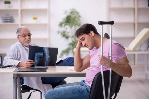 Genç Bacak Yaralı Hasta Yaşlı Doktor Radyolojisti Ziyaret Ediyor — Stok fotoğraf