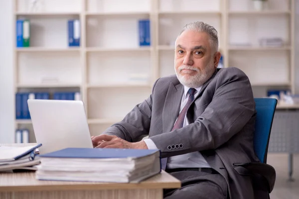 Ancien Employé Travaillant Dans Bureau — Photo