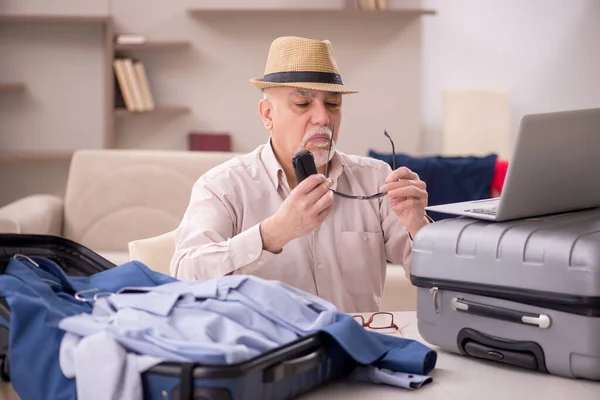 Aged Man Preparing Trip Home —  Fotos de Stock