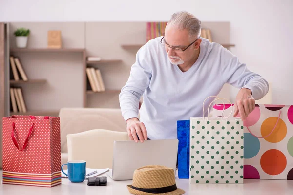 Old Man Many Bags Christmas Concept Indoors — Fotografia de Stock