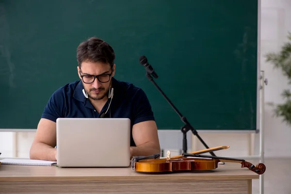 Joven Profesor Música Sentado Aula — Foto de Stock