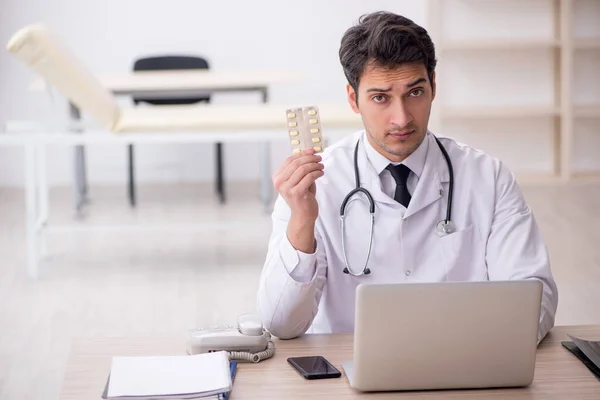 Jonge Dokter Suggereert Pillen Het Ziekenhuis — Stockfoto