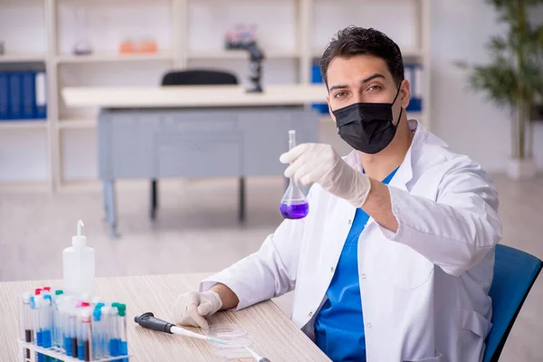 Νεαρός Χημικός Εργάζεται Στο Εργαστήριο — Φωτογραφία Αρχείου