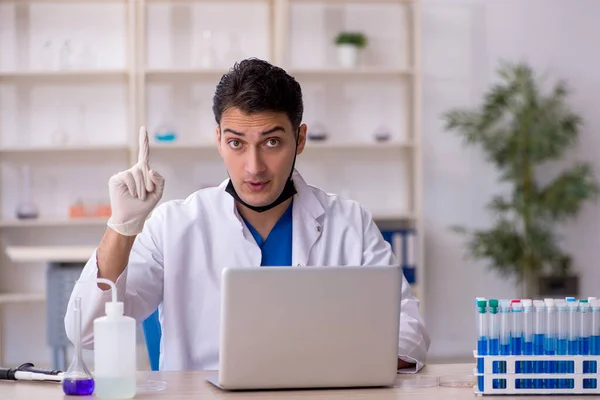 Giovane Chimico Che Lavora Laboratorio — Foto Stock