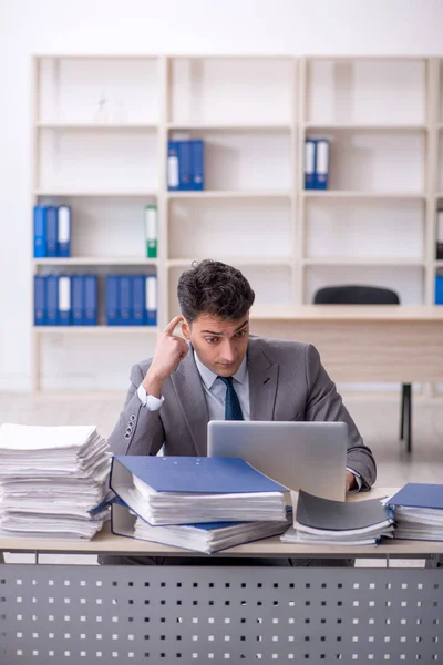 Young Employee Too Much Work Workplace — Photo