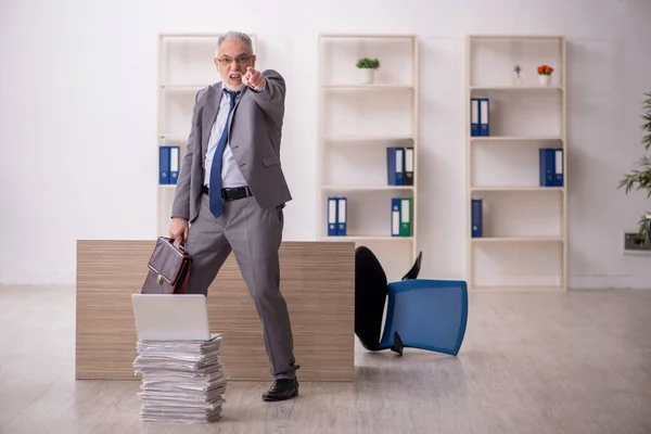 Ein Alter Geschäftsmann Und Viel Arbeit Büro — Stockfoto